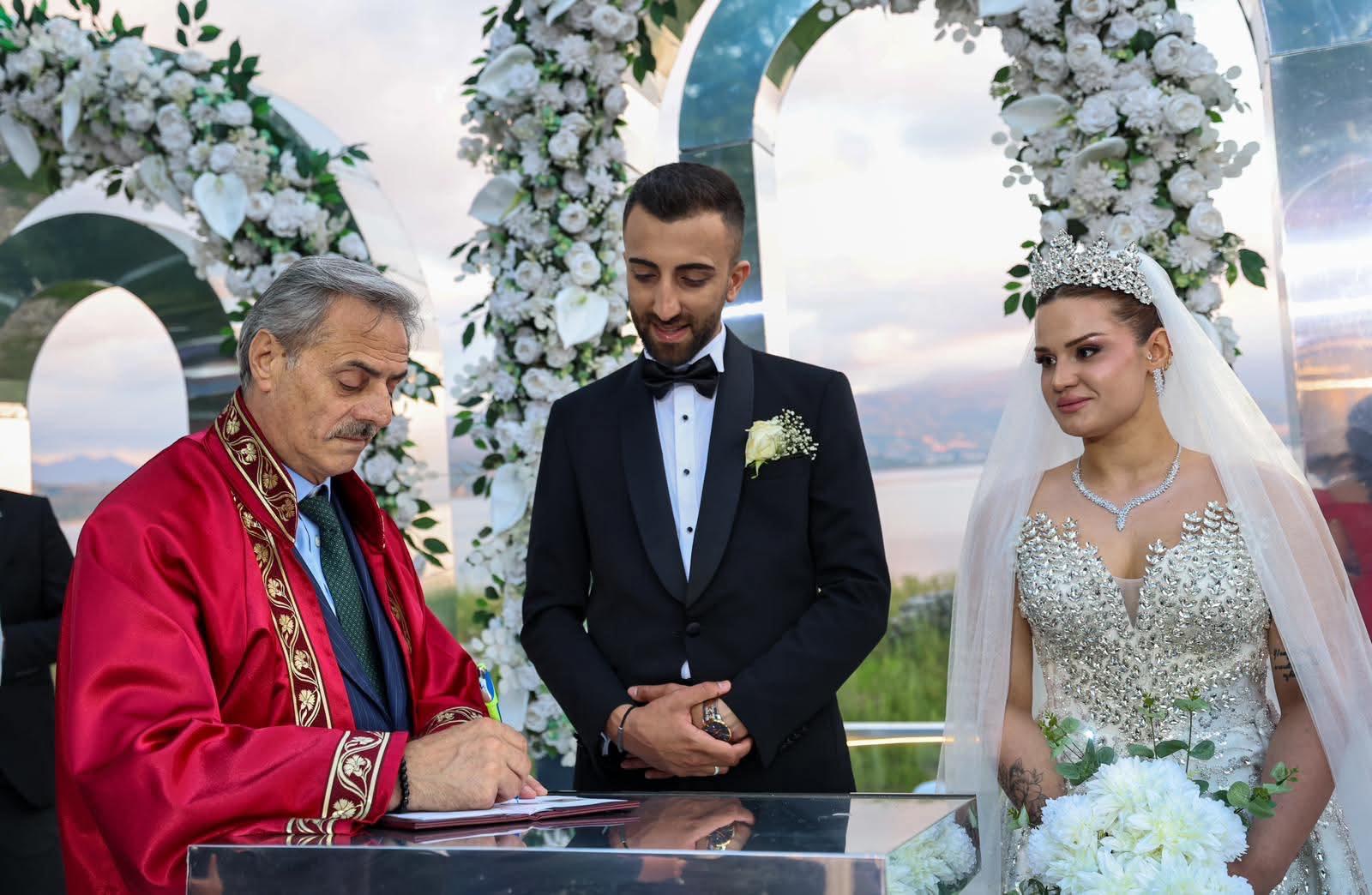 Yusuf Alemdar’ın kıydığı nikâhta Ebrar ve Ömer’e mutluluk alkışı