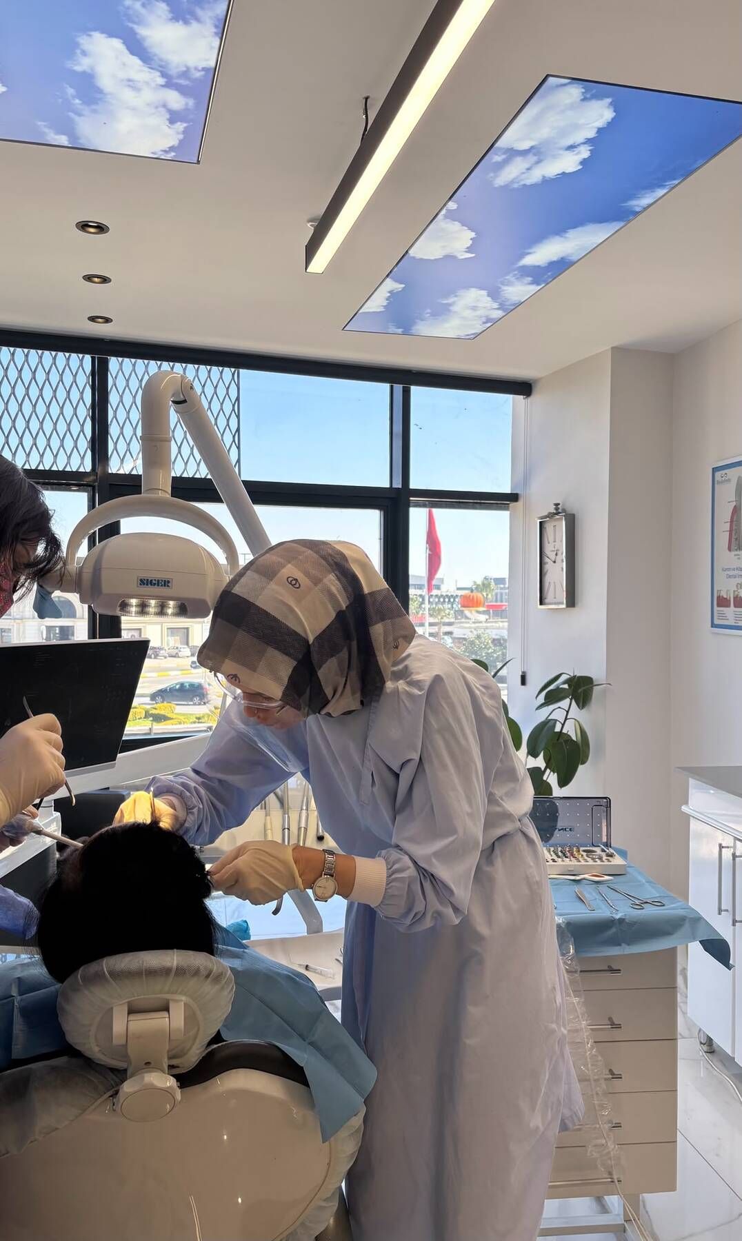 Diş Hekimi Tuğba Akkar, yeni kliniğinde hastalarını ağırlıyor